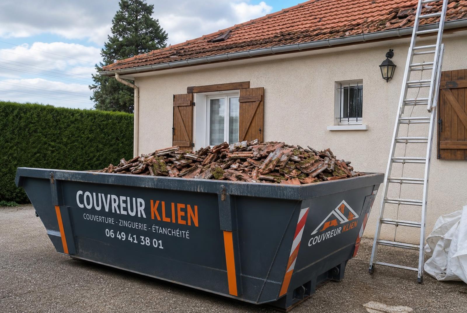 Benne floquée COUVREUR KLIEN remplie de vieilles tuiles devant une maison à Bruguières